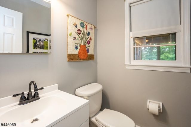 81 Poplar Dr, Hanover Twp., NJ 07950