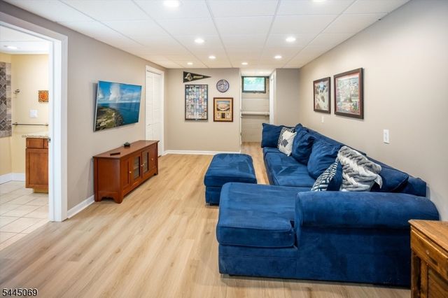 81 Poplar Dr, Hanover Twp., NJ 07950