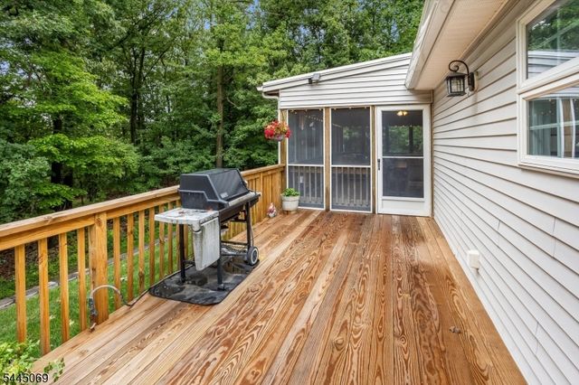 81 Poplar Dr, Hanover Twp., NJ 07950