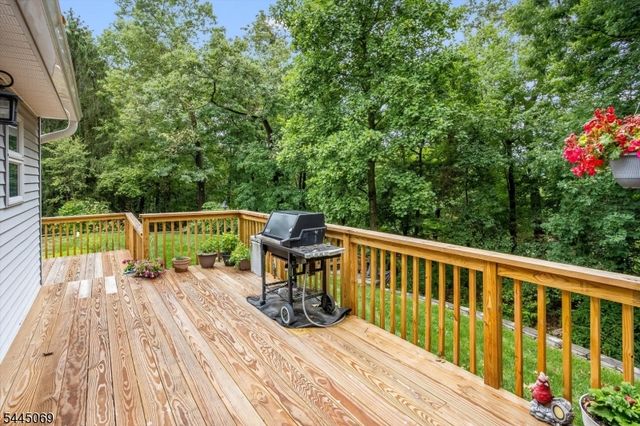 81 Poplar Dr, Hanover Twp., NJ 07950