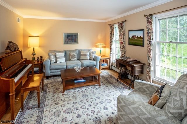81 Poplar Dr, Hanover Twp., NJ 07950
