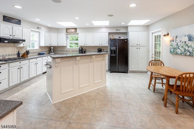 81 Poplar Dr, Hanover Twp., NJ 07950