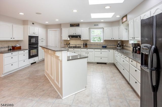 81 Poplar Dr, Hanover Twp., NJ 07950
