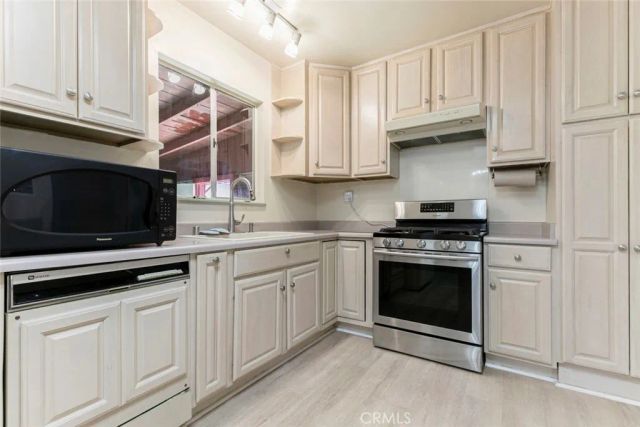 10706 Rhodesia Ave., Sunland, CA 91040