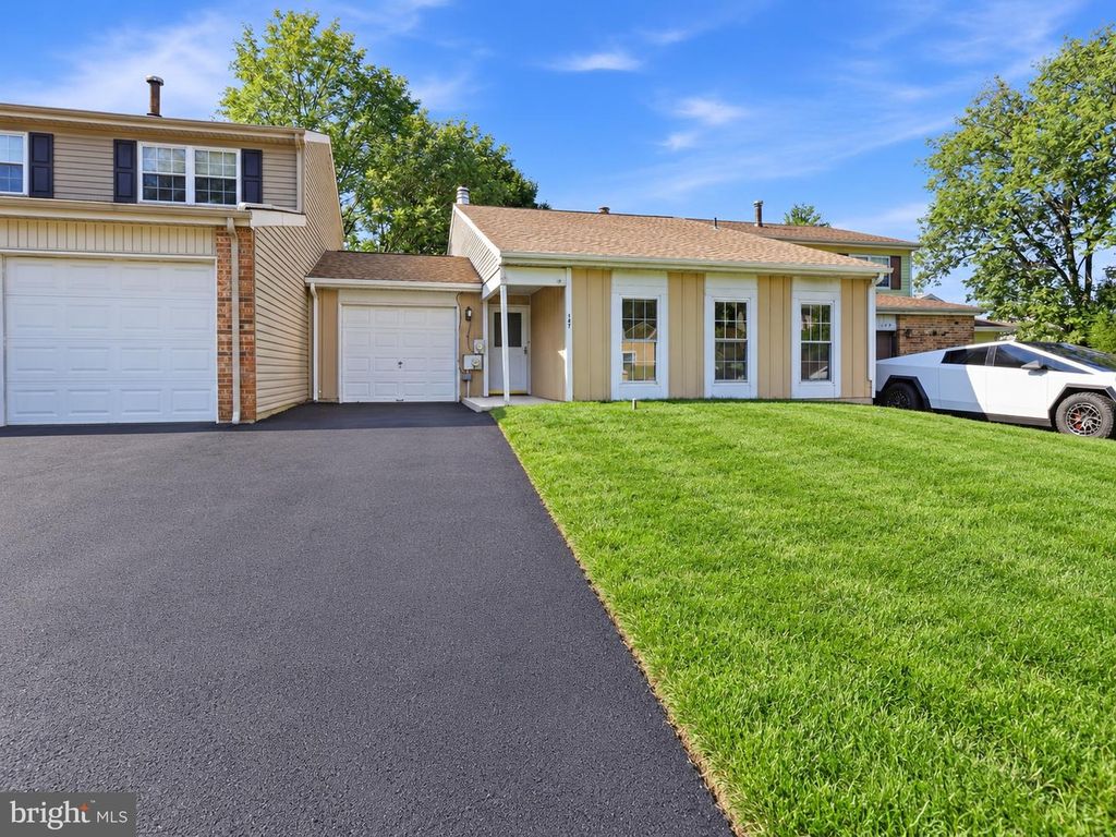147 COMMONWEALTH DR, Newtown, PA 18940