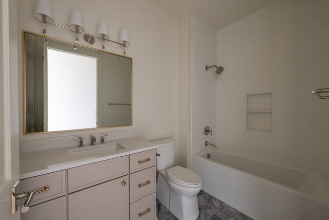 595 S 60th Street 303, West Des Moines, IA 50266