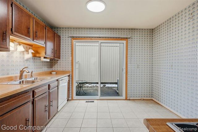 25035 Woodvale Drive, Southfield, MI 48034