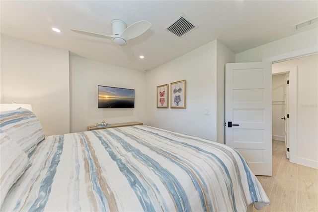 431 ISLAND CIRCLE, Sarasota, FL 34242