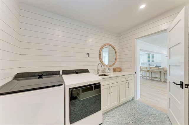 431 ISLAND CIRCLE, Sarasota, FL 34242