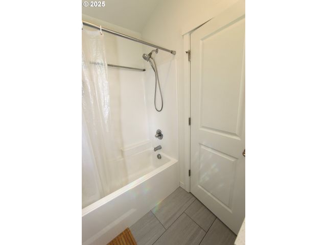 611 Se 142ND Ave B, Portland, OR 97233
