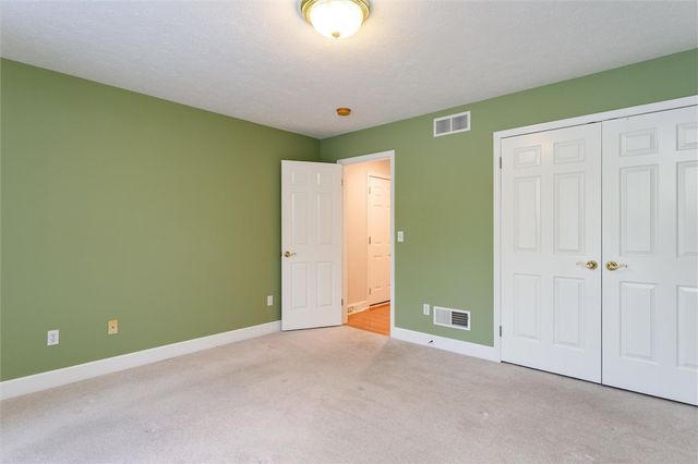 20 Magnolia Ln, Webster, NY 14580