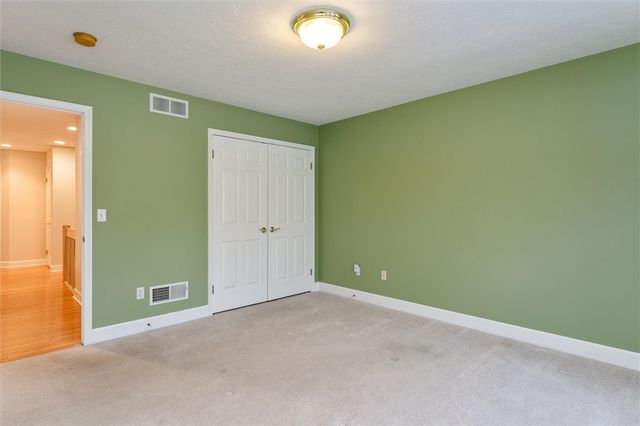 20 Magnolia Ln, Webster, NY 14580