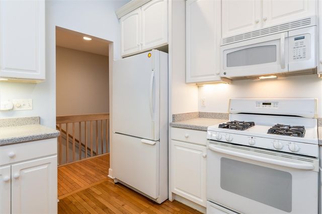 20 Magnolia Ln, Webster, NY 14580