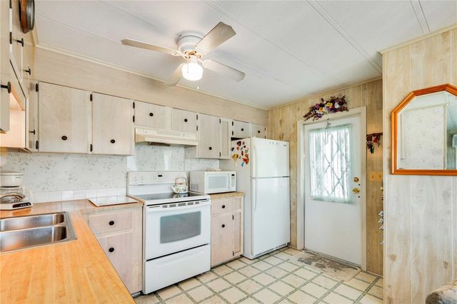 37812 VALENCIA AVENUE, Zephyrhills, FL 33541