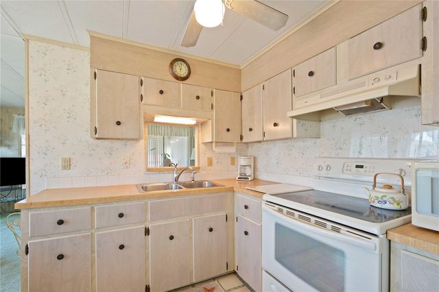 37812 VALENCIA AVENUE, Zephyrhills, FL 33541