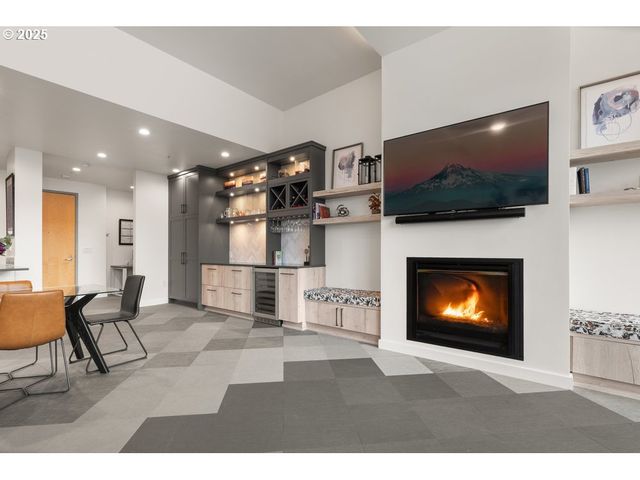 1926 W BURNSIDE St 1602, Portland, OR 97209