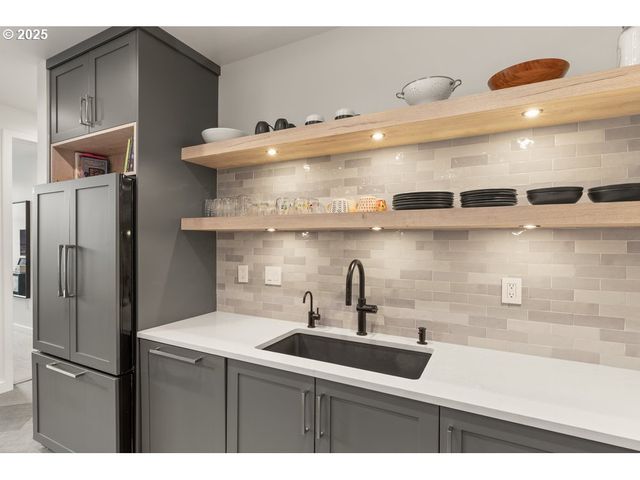 1926 W BURNSIDE St 1602, Portland, OR 97209