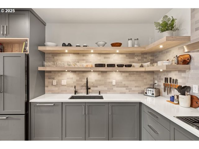 1926 W BURNSIDE St 1602, Portland, OR 97209