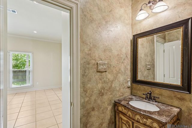 17847 Pecan Shadows Dr, Baton Rouge, LA 70810