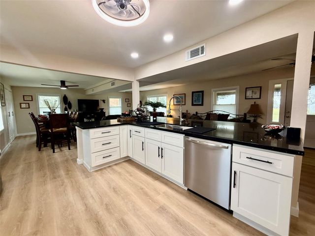 302444 Plantation, Damon, TX 77430