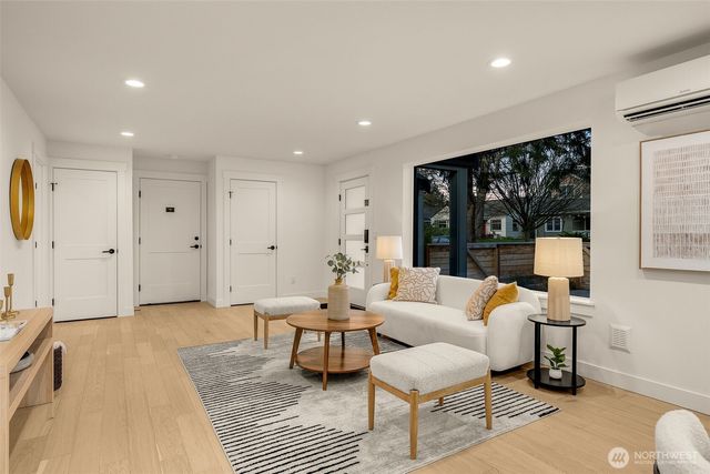 7341 B 21st Avenue NE, Seattle, WA 98115