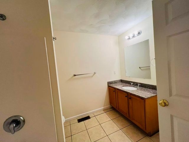 18 Dale St 8B, Andover, MA 01810