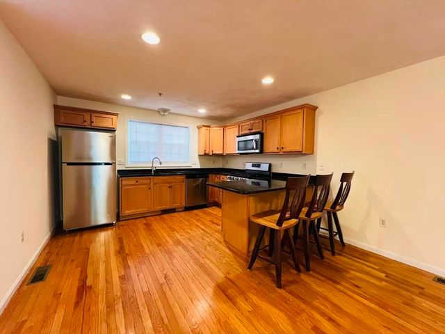 18 Dale St 8B, Andover, MA 01810