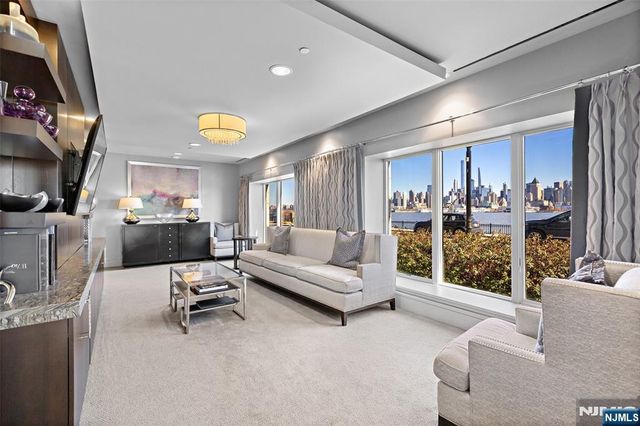 100 Eton Row 604, Weehawken, NJ 07086