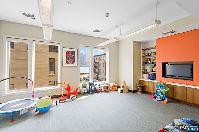 100 Eton Row 604, Weehawken, NJ 07086