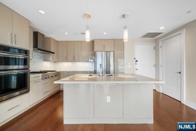 100 Eton Row 604, Weehawken, NJ 07086