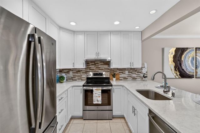731 83RD AVENUE N 105, St Petersburg, FL 33702