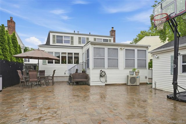 152 Collins Avenue, Williston Park, NY 11596