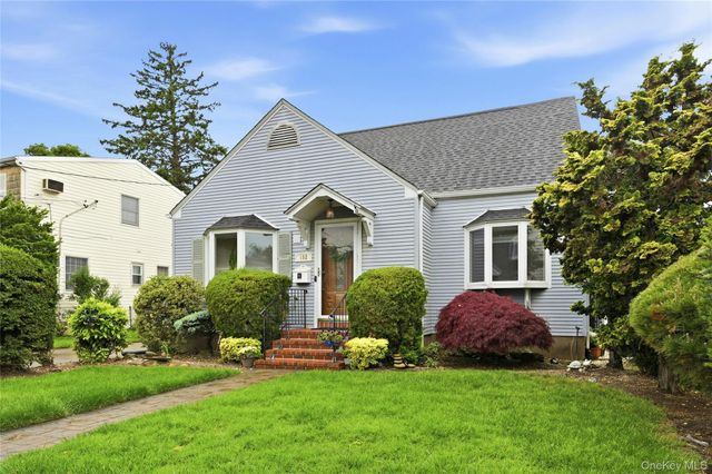 152 Collins Avenue, Williston Park, NY 11596
