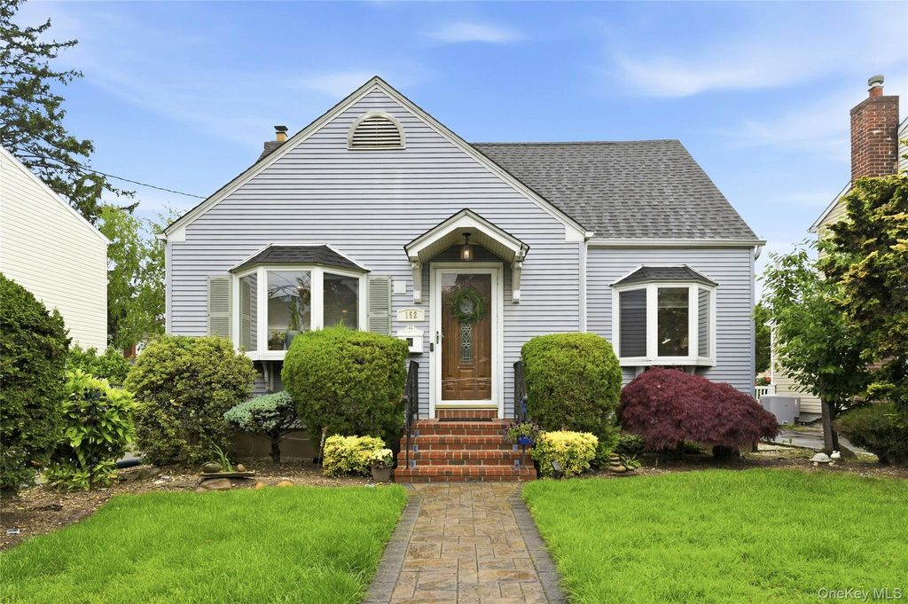 152 Collins Avenue, Williston Park, NY 11596