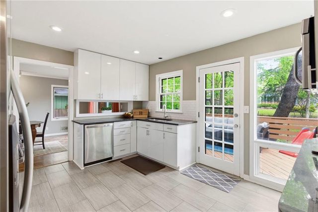 2006 W 71st Terrace, Prairie Village, KS 66208