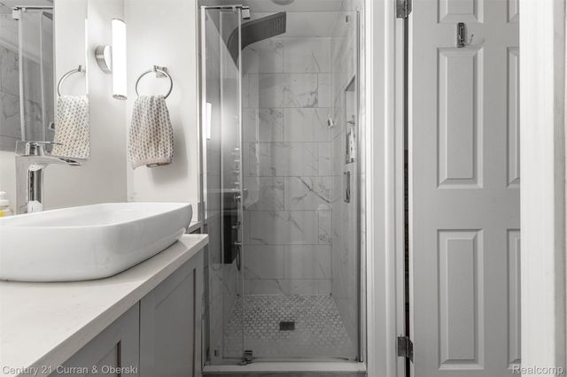 431 S SILVERY Lane, Dearborn, MI 48124