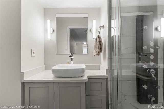 431 S SILVERY Lane, Dearborn, MI 48124