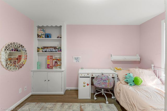 431 S SILVERY Lane, Dearborn, MI 48124