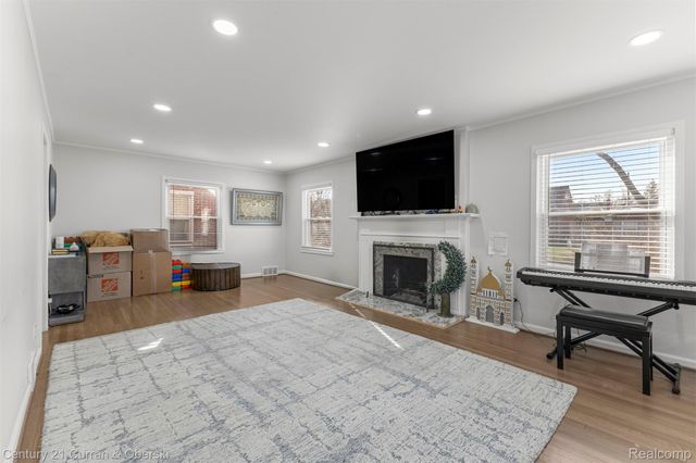 431 S SILVERY Lane, Dearborn, MI 48124