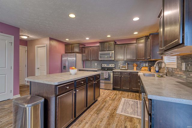 6411 Kinway Drive, Evansville, IN 47725