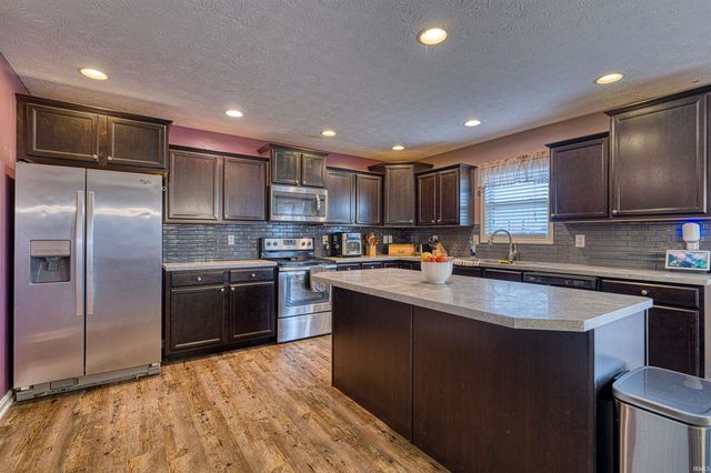 6411 Kinway Drive, Evansville, IN 47725