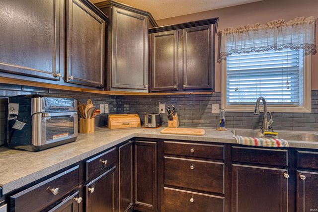 6411 Kinway Drive, Evansville, IN 47725