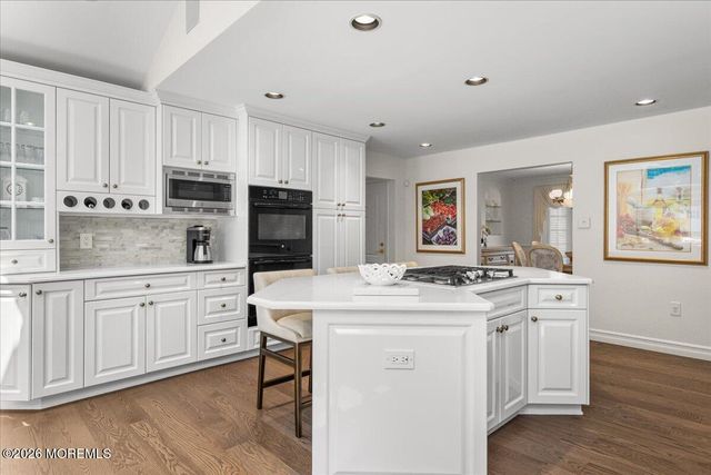 17 Thomas Drive, Manalapan, NJ 07726