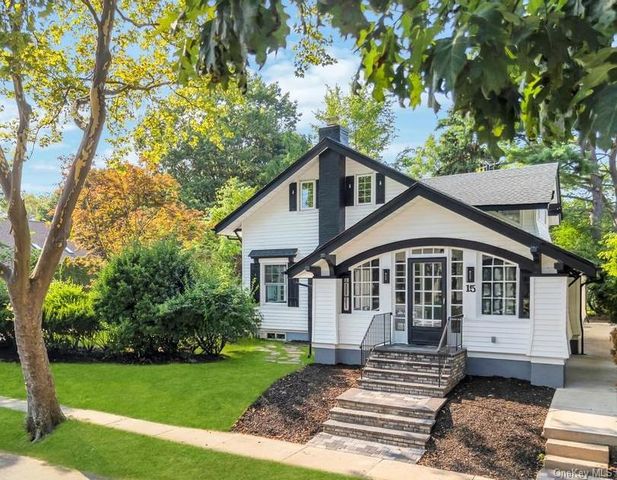 15 Superior Road, Floral Park, NY 11001