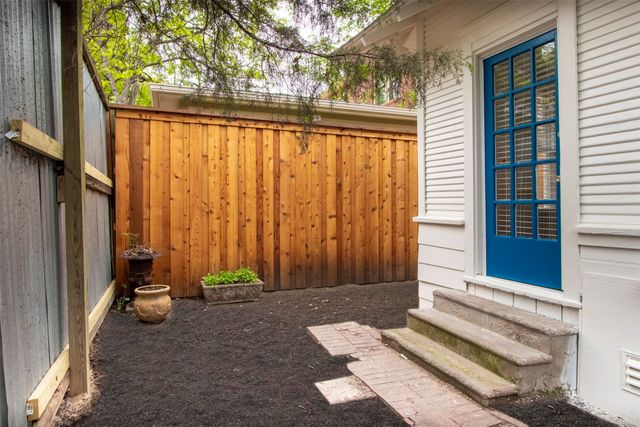 621 N Carroll Avenue, Dallas, TX 75246