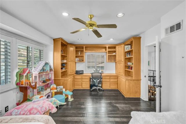 28314 Easton, Saugus, CA 91350