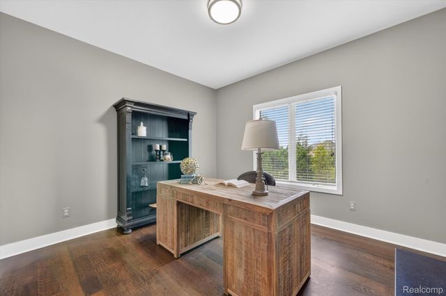 4176 Oak Tree Circle, Oakland Charter Township, MI 48306