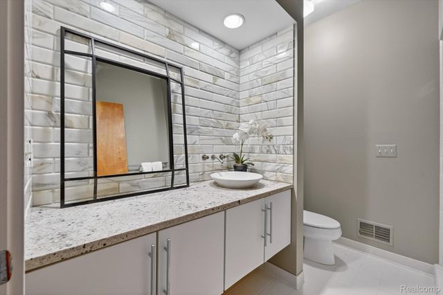 4176 Oak Tree Circle, Oakland Charter Township, MI 48306