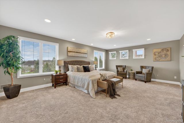 4176 Oak Tree Circle, Oakland Charter Township, MI 48306