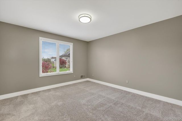 4176 Oak Tree Circle, Oakland Charter Township, MI 48306